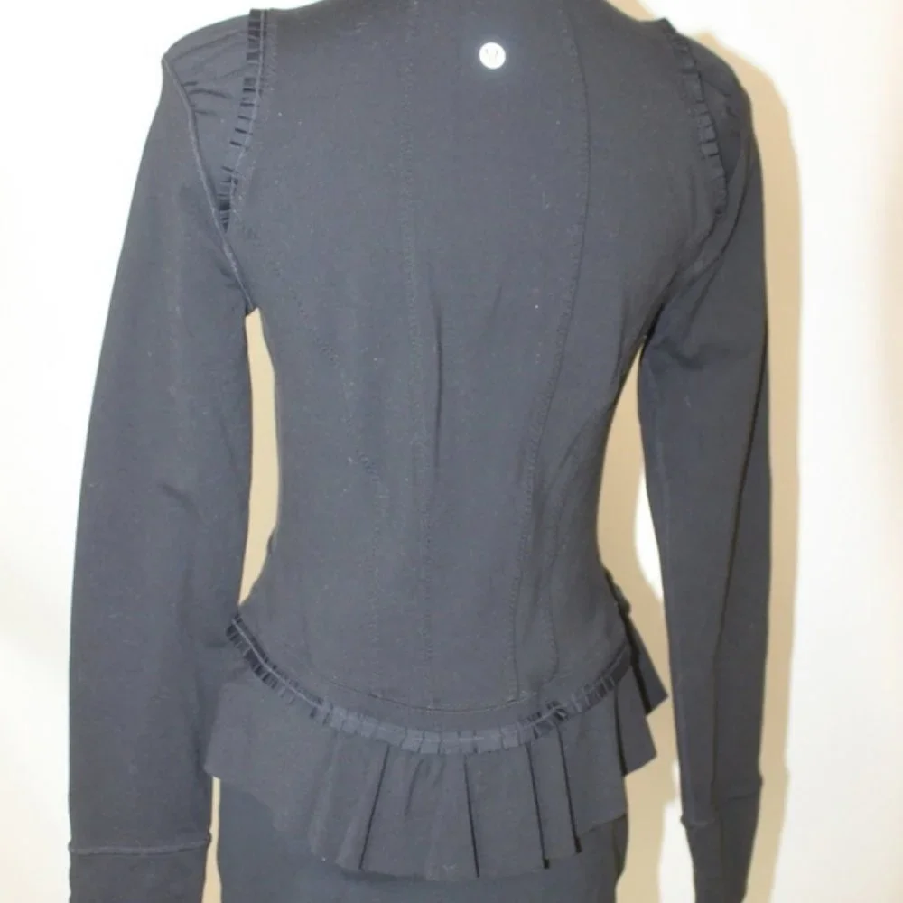 LULULEMON SPECIAL EDITION RUFFLED UP JACKET SIZE 6 WITH THUMB HOLES